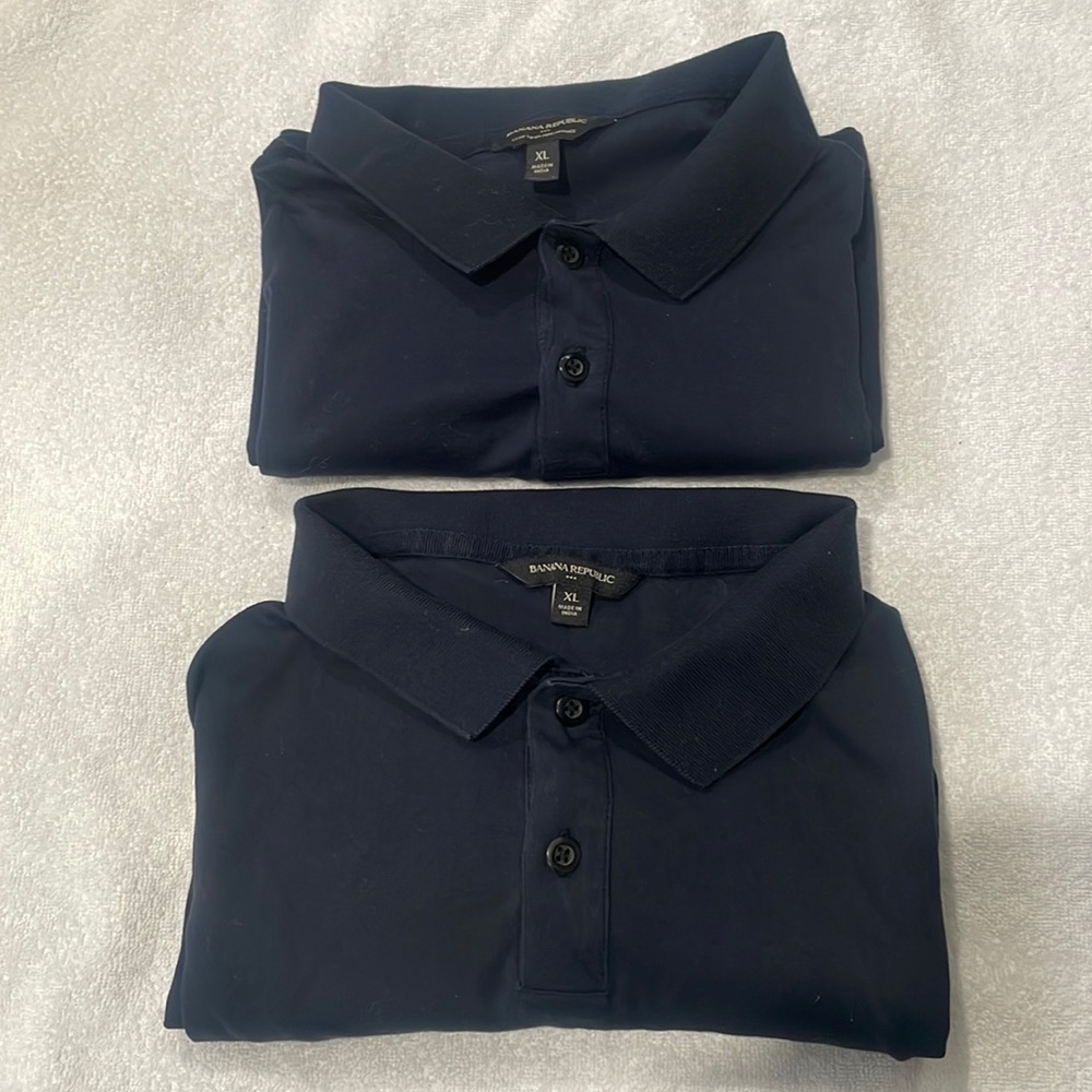 2 Relaxed polo collar with button placket. Short sleeves.